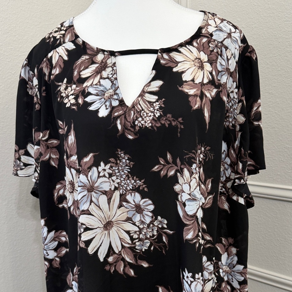 Torrid Floral V-Neck Short Sleeve Blouse - Black✨Sz.3 - Picture 2 of 7